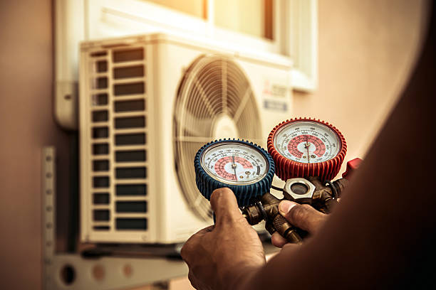 Professional Hvac technician working in Ozona, FL